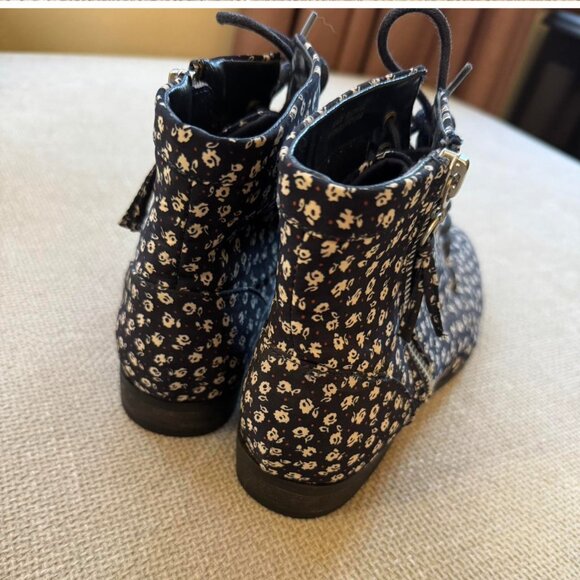 NWOT Floral Lace Up Ankle Boots - Picture 3 of 4